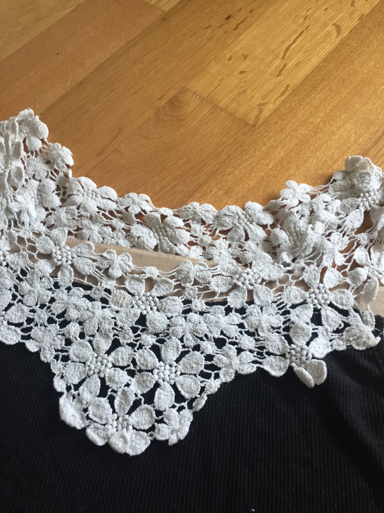 Schwarzes Top mit Spitzbesatz - Grosse S (/ M)