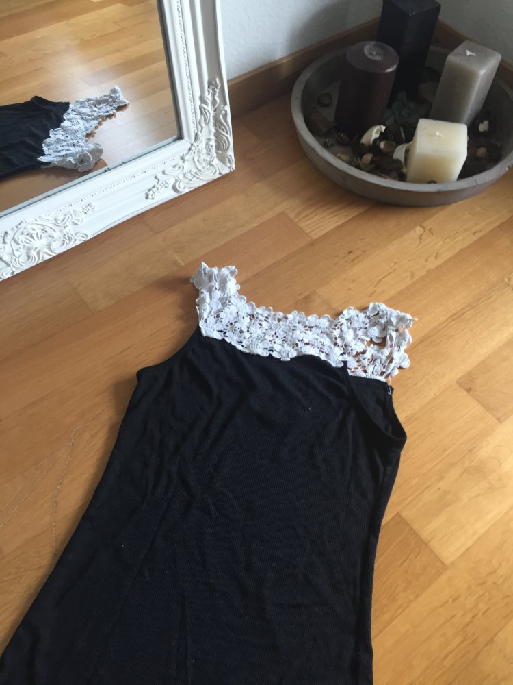 Schwarzes Top mit Spitzbesatz - Grosse S (/ M)