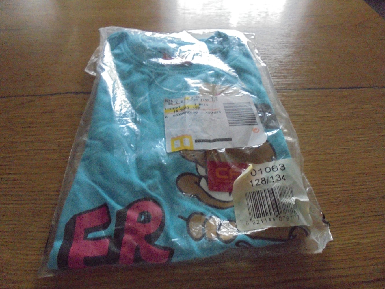 NEU: Kinder Shirt türkis gemustert Gr. 128/134 mit Aufdruck