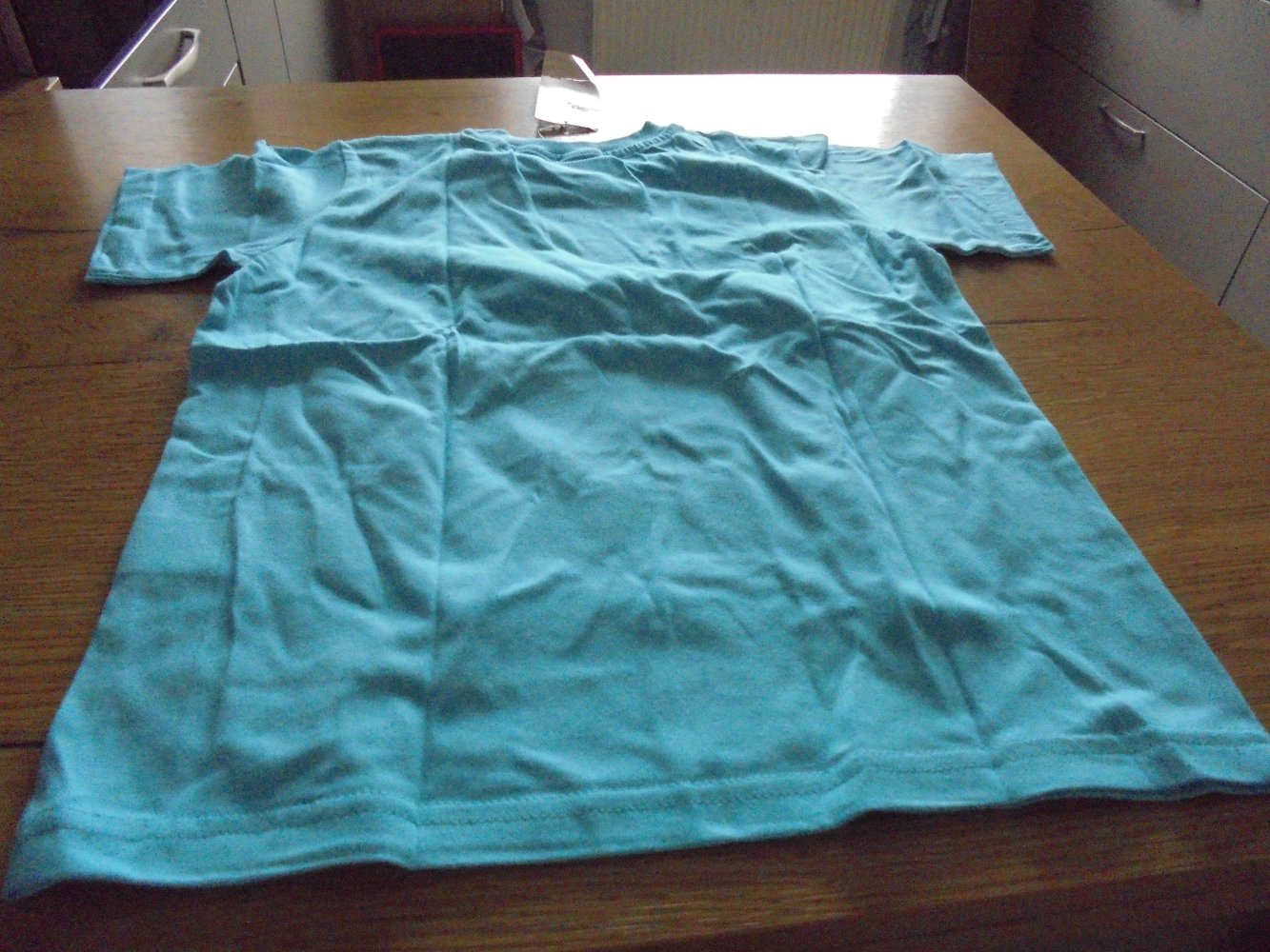 NEU: Kinder Shirt türkis gemustert Gr. 128/134 mit Aufdruck