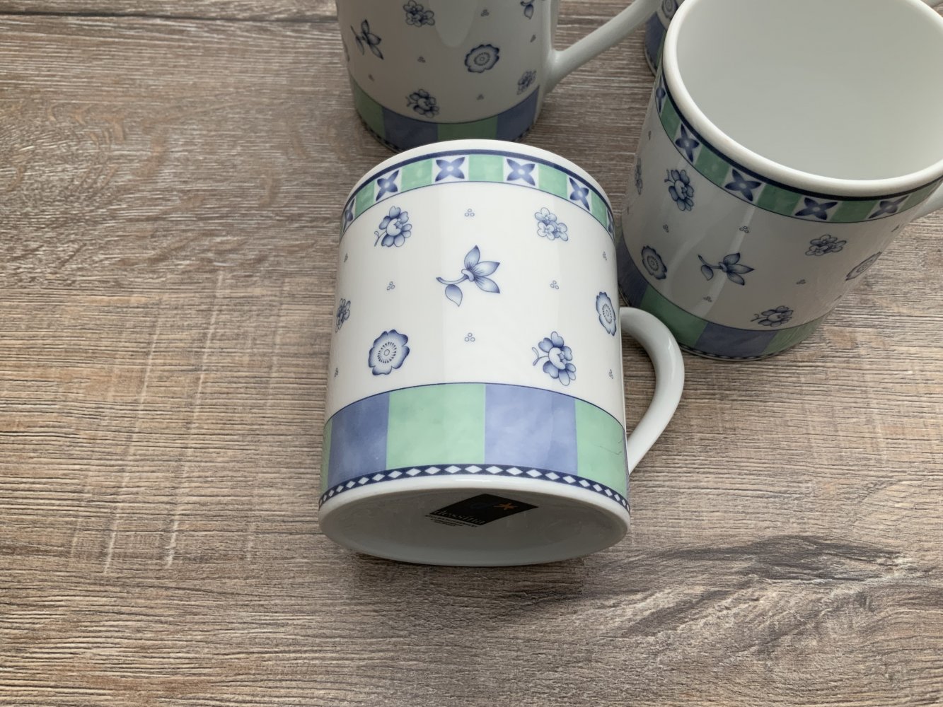 Vier Kaffeetassen ein Preis 