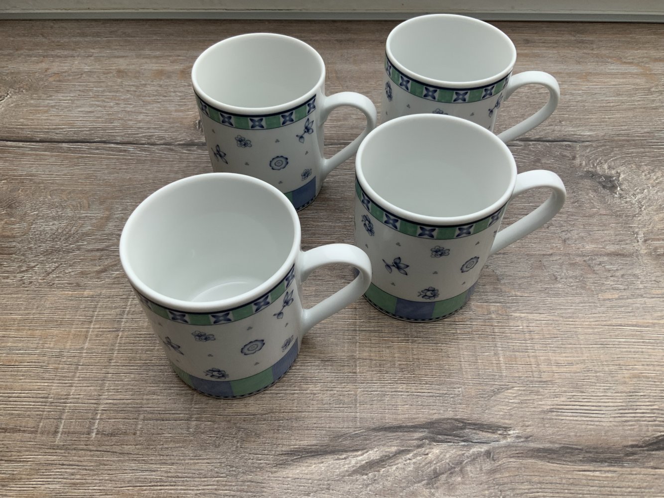 Vier Kaffeetassen ein Preis 