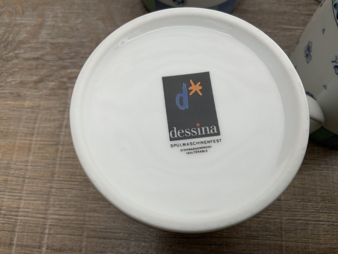 Vier Kaffeetassen ein Preis 