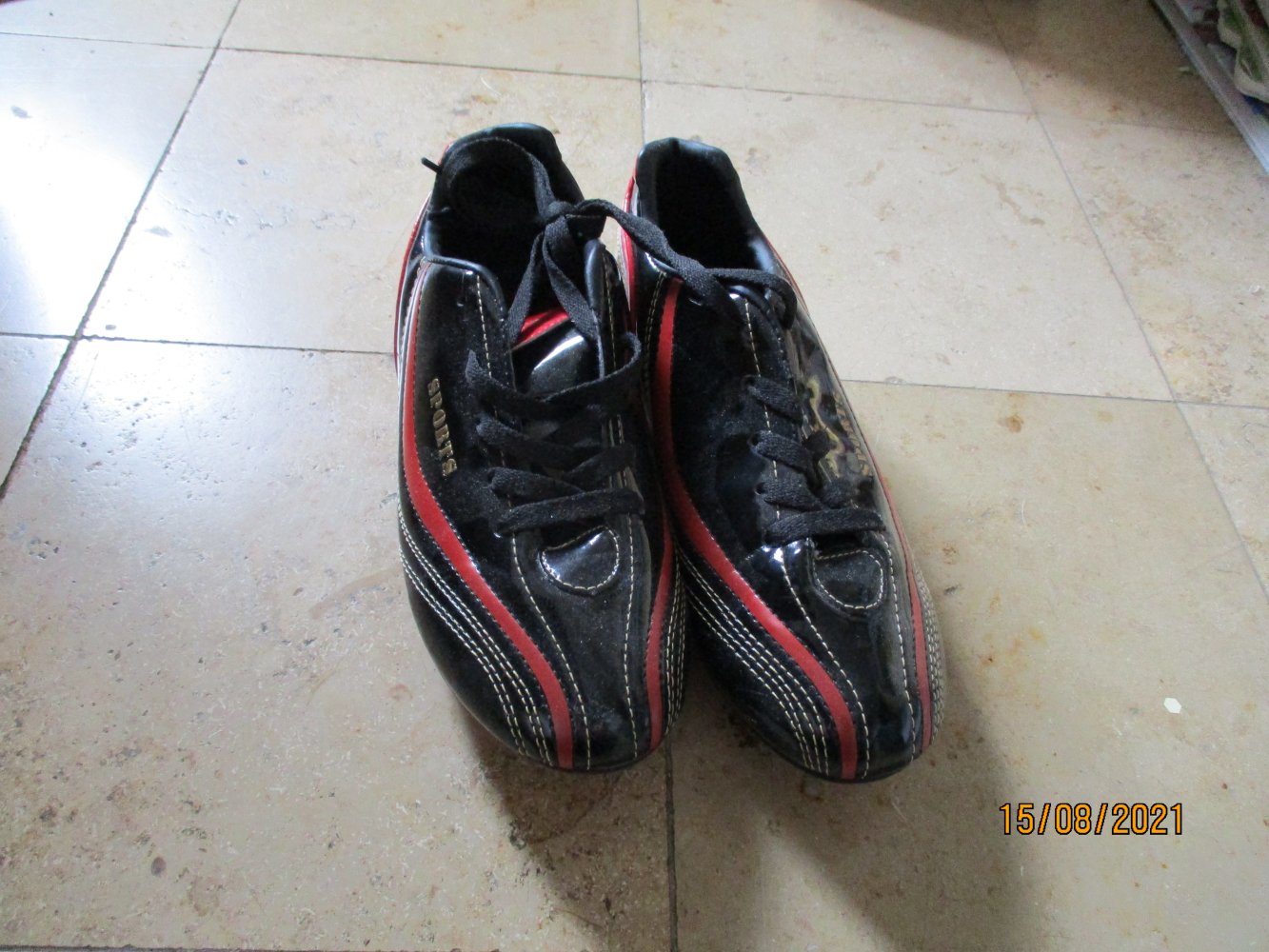 Fussballschuhe von Sports, schwarz/rot/gold, Größe 38