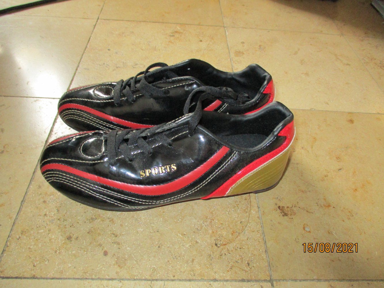 Fussballschuhe von Sports, schwarz/rot/gold, Größe 38