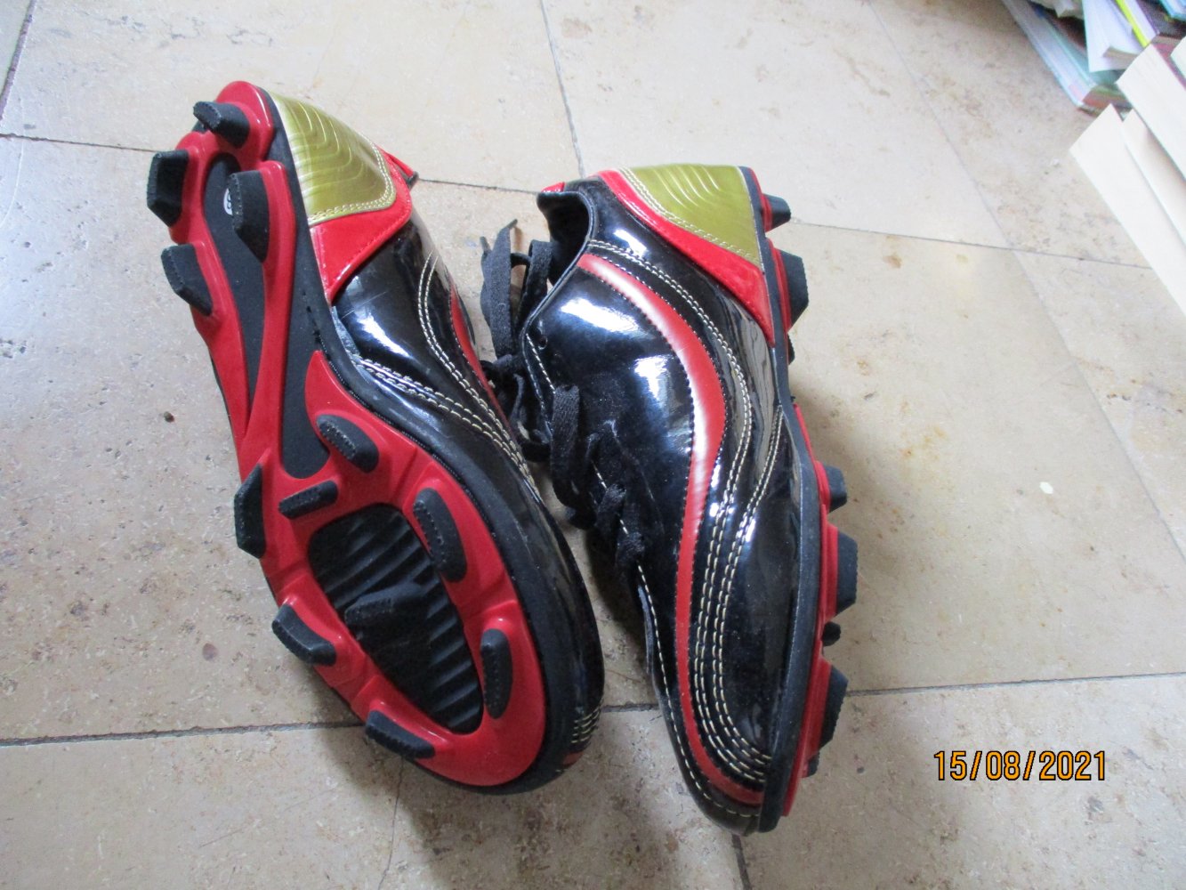 Fussballschuhe von Sports, schwarz/rot/gold, Größe 38