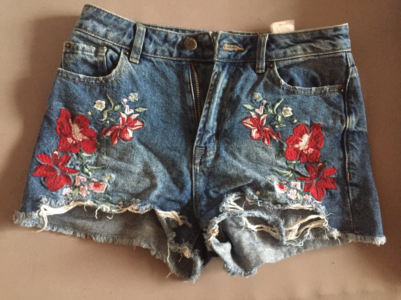 Hotpants m. Blumen und Fransen