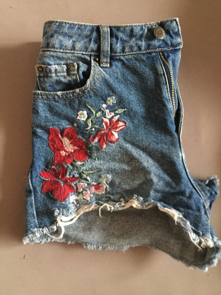 Hotpants m. Blumen und Fransen