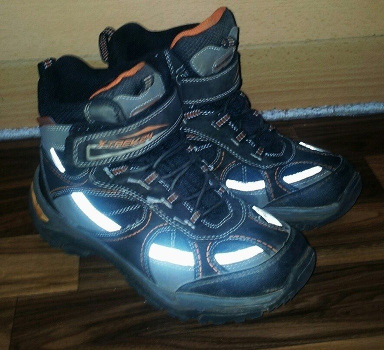 Halb hohe Stiefel in Größe 35