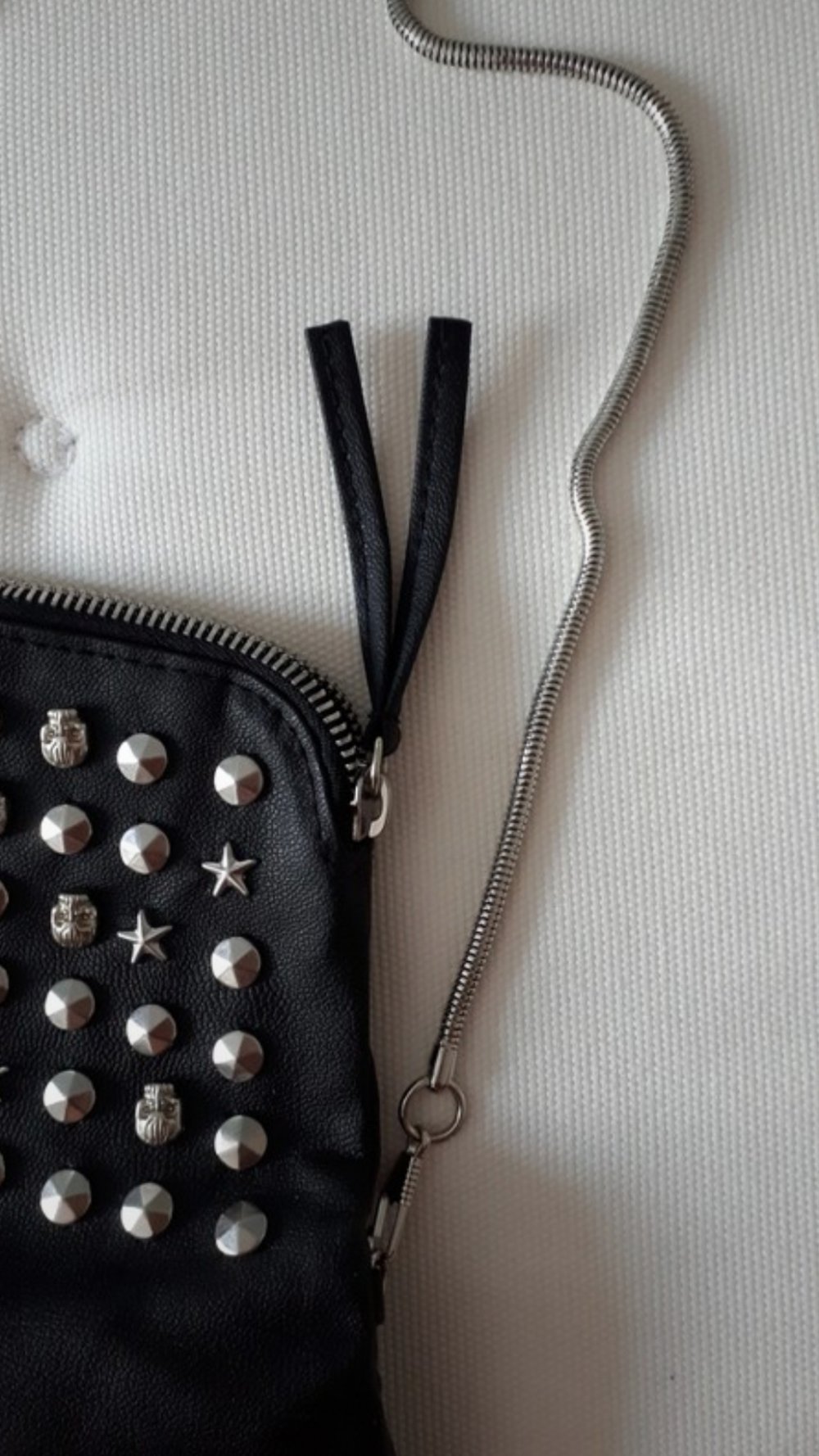 schwarze Umhängetasche / Clutch mit Nieten. Neu