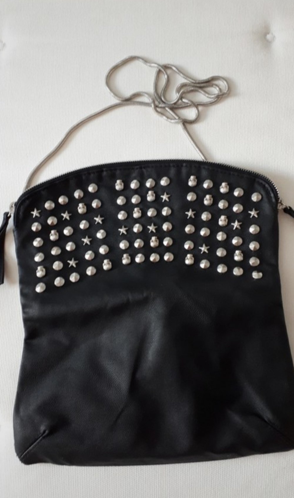 schwarze Umhängetasche / Clutch mit Nieten. Neu