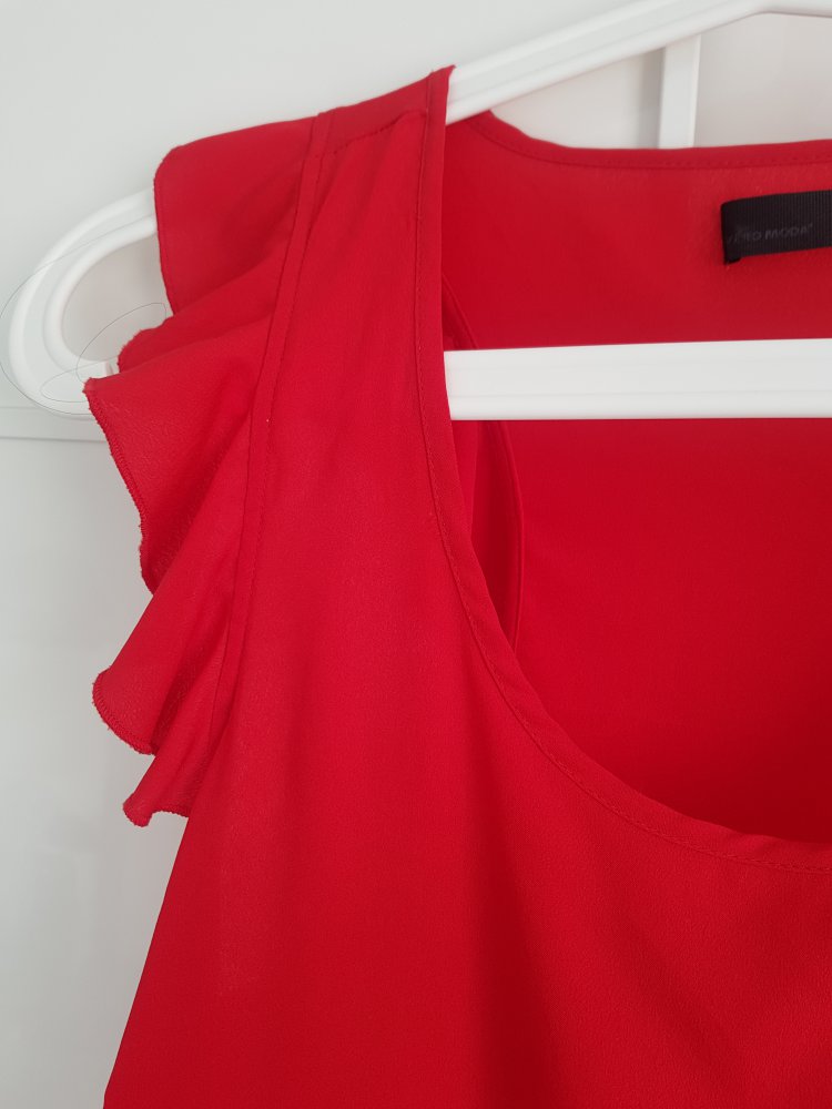 Rotes Kleid. Leicht. Fließend