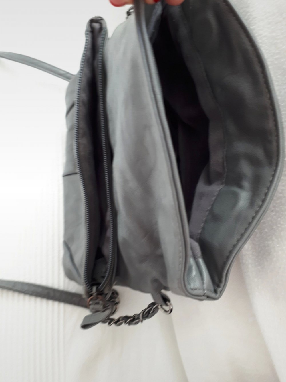 Kleine Umhängetasche. Clutch. grau