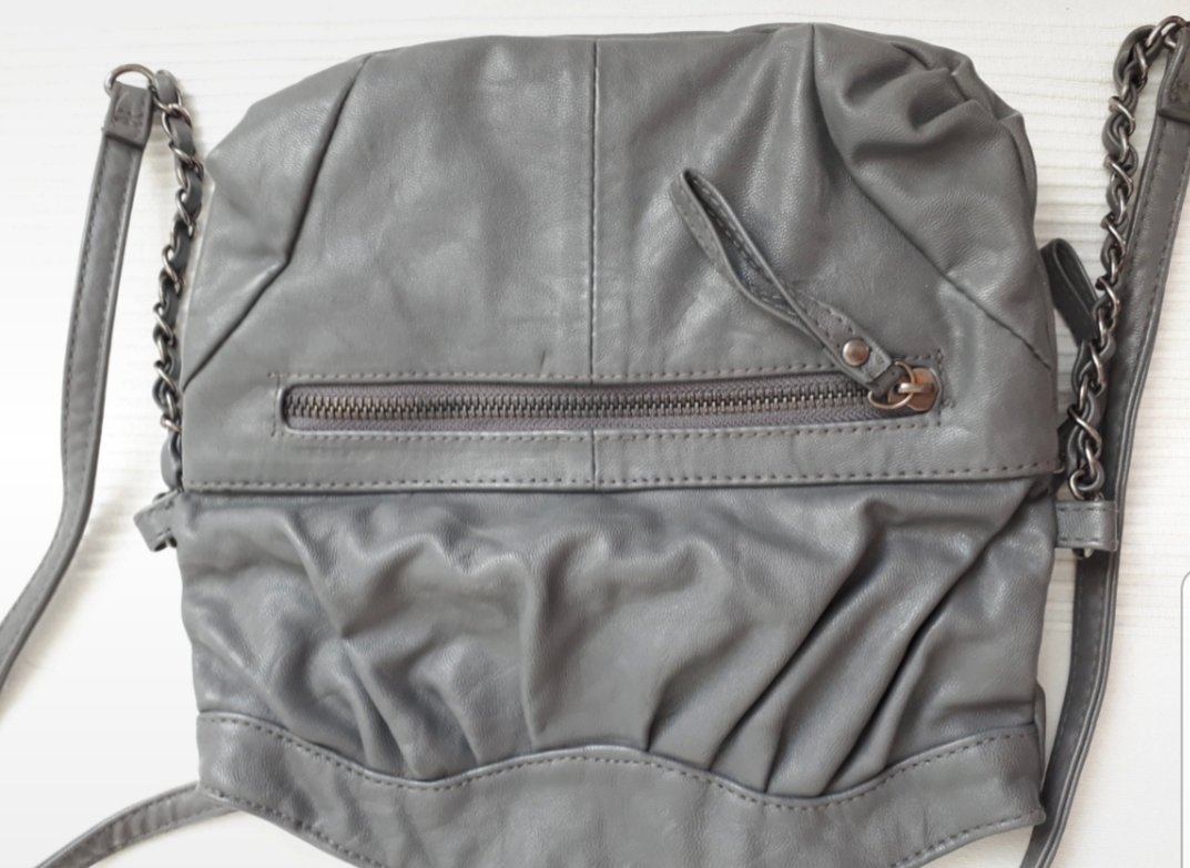 Kleine Umhängetasche. Clutch. grau