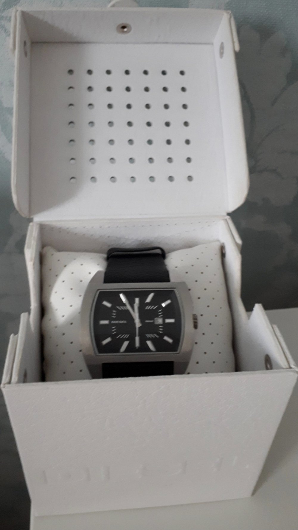 Originale Diesel Uhr mit Lederarmband. Unisex