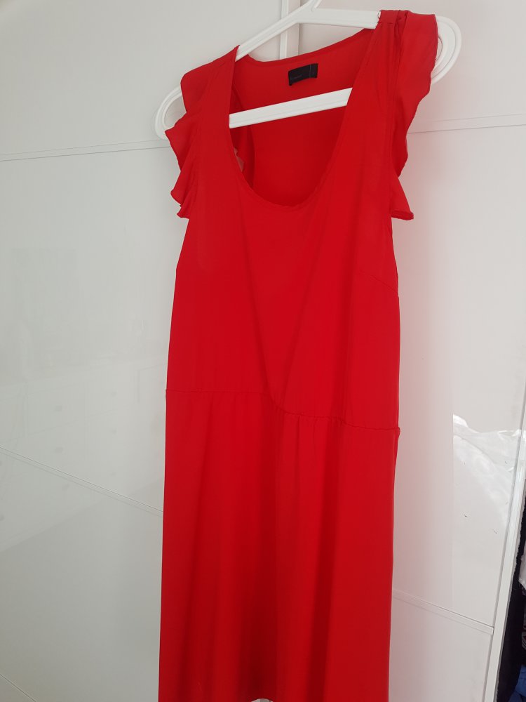 Rotes Kleid. Leicht. Fließend