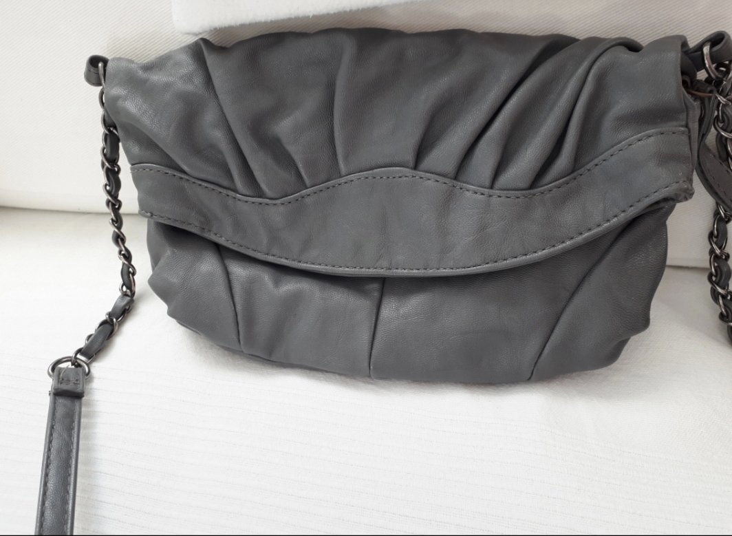 Kleine Umhängetasche. Clutch. grau