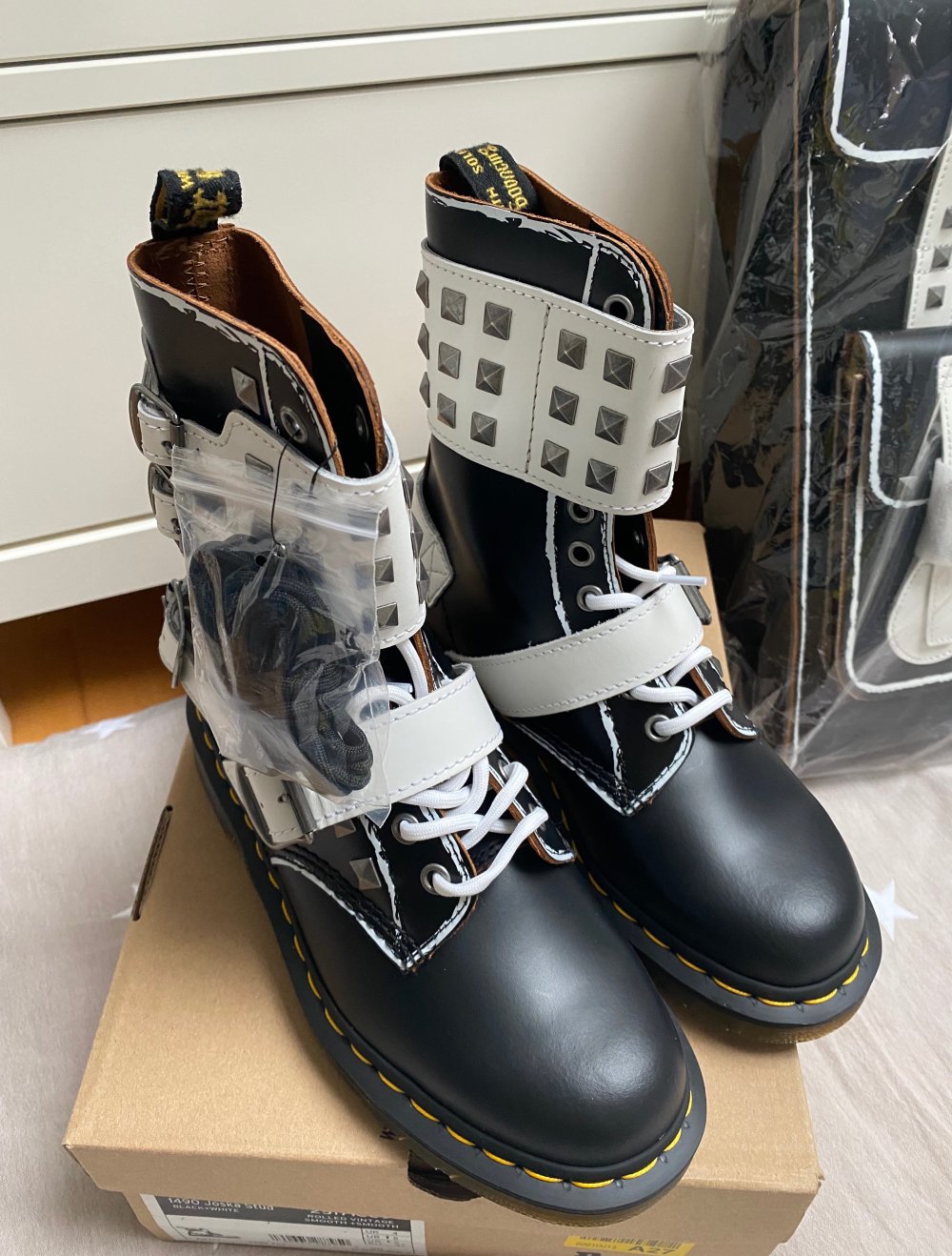 NEU Dr. Martens Joska Stud 1490 Gr. 37