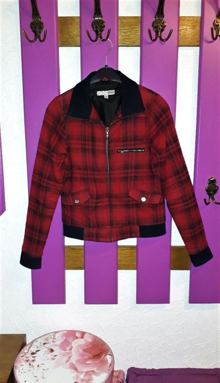 Rot-schwarz karierte Jacke von Vans im rockigem Skater-Stil