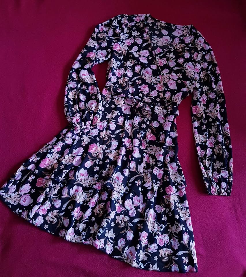 Schönes Kleid gr 34/36 mit Volant Neu
