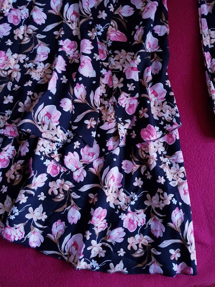 Schönes Kleid gr 34/36 mit Volant Neu