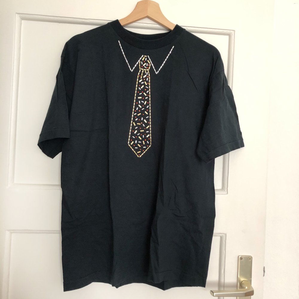 Vintage Shirt mit Krawatte aus Perlen/Nieten