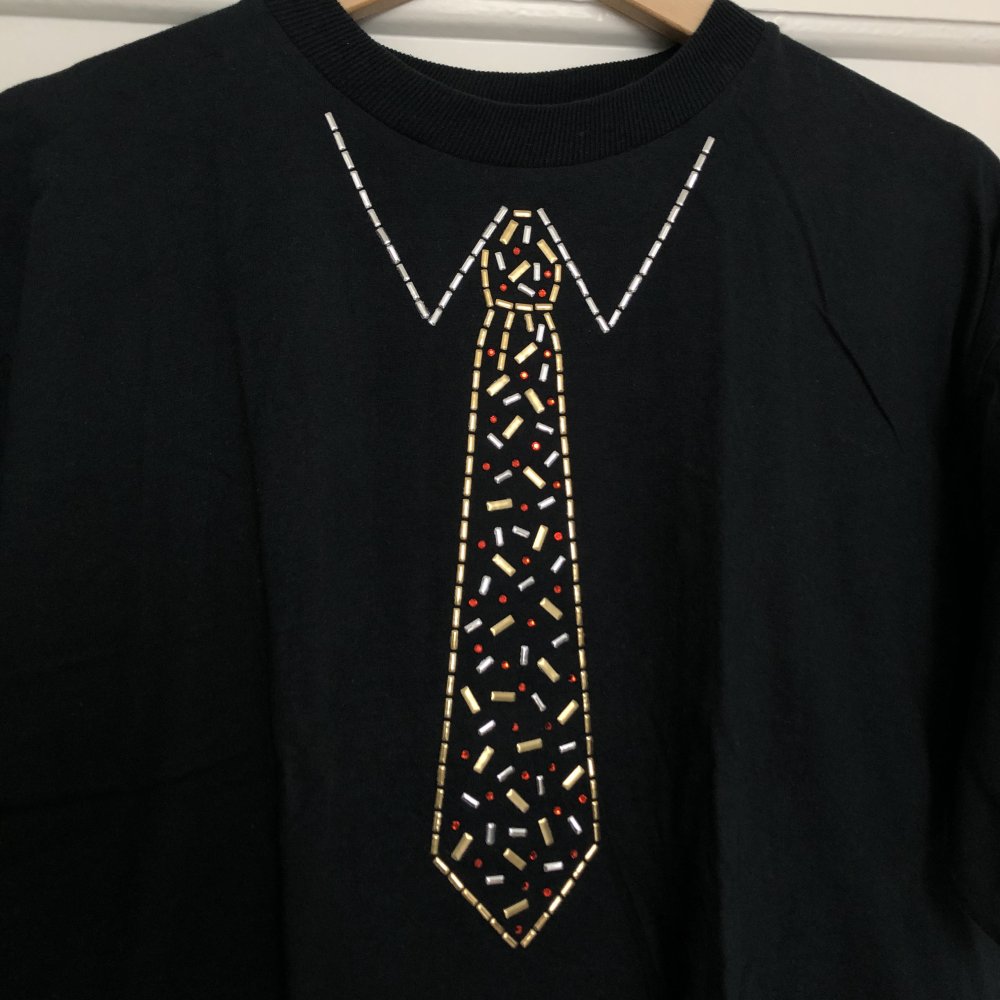 Vintage Shirt mit Krawatte aus Perlen/Nieten