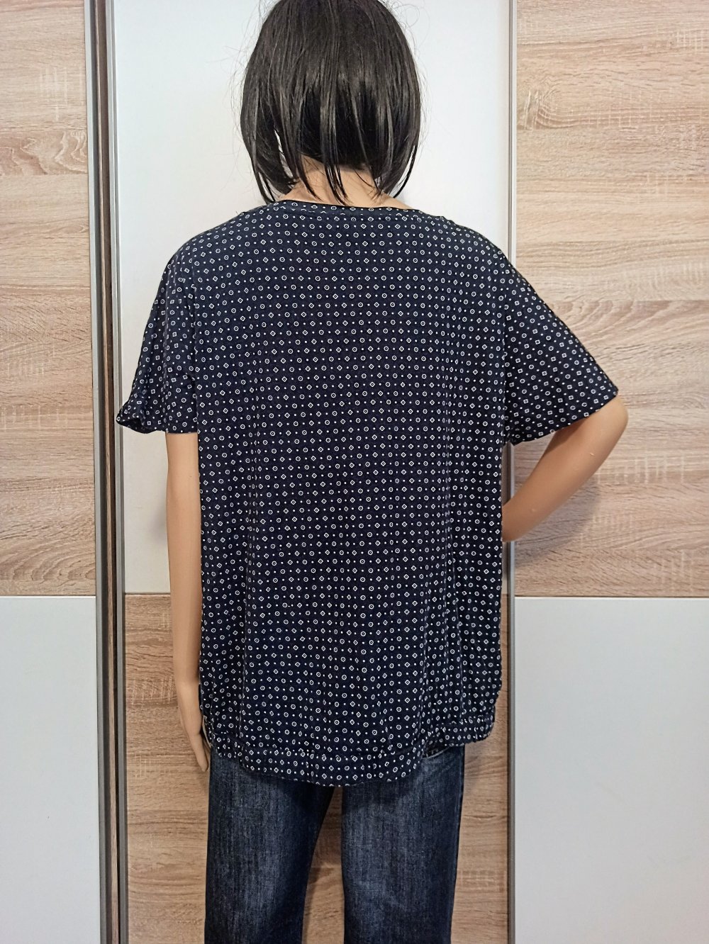Schönes T-Shirt in marienblau mit weiße Kreisen und Quadraten von Essentiels