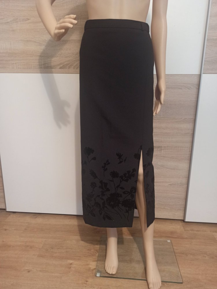 Schöner Rock in schwarz mit Blumenmuster unten