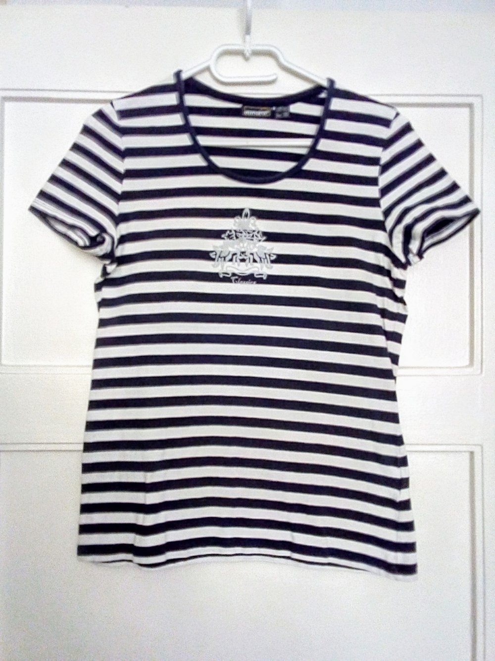 Sehr schönes gestreiftes T-Shirt