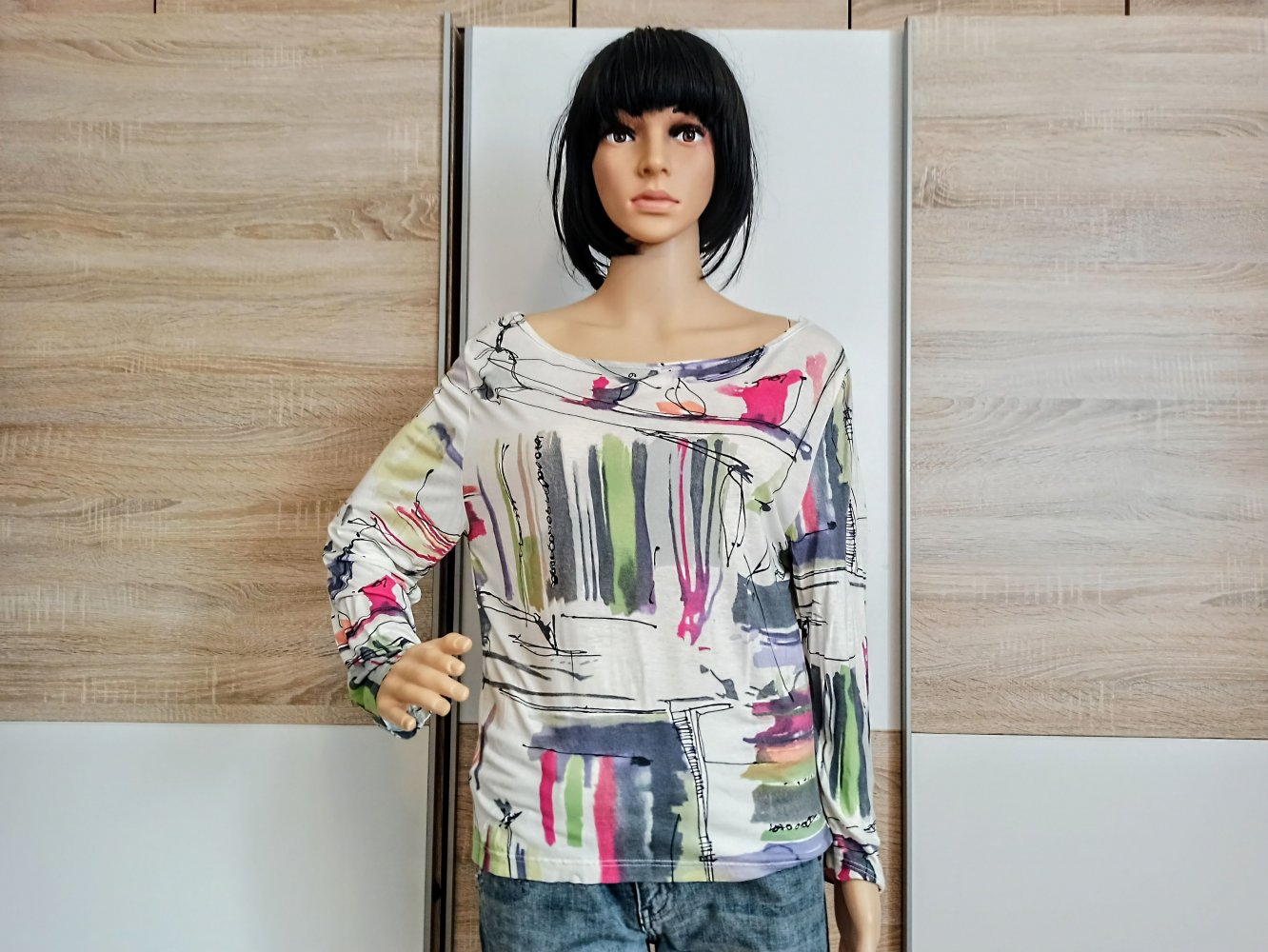 Schöner bunter Langarm-Shirt