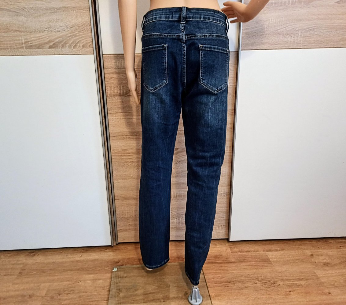 Schöne Jeanshose mit Strasssteinen von Max&Liu