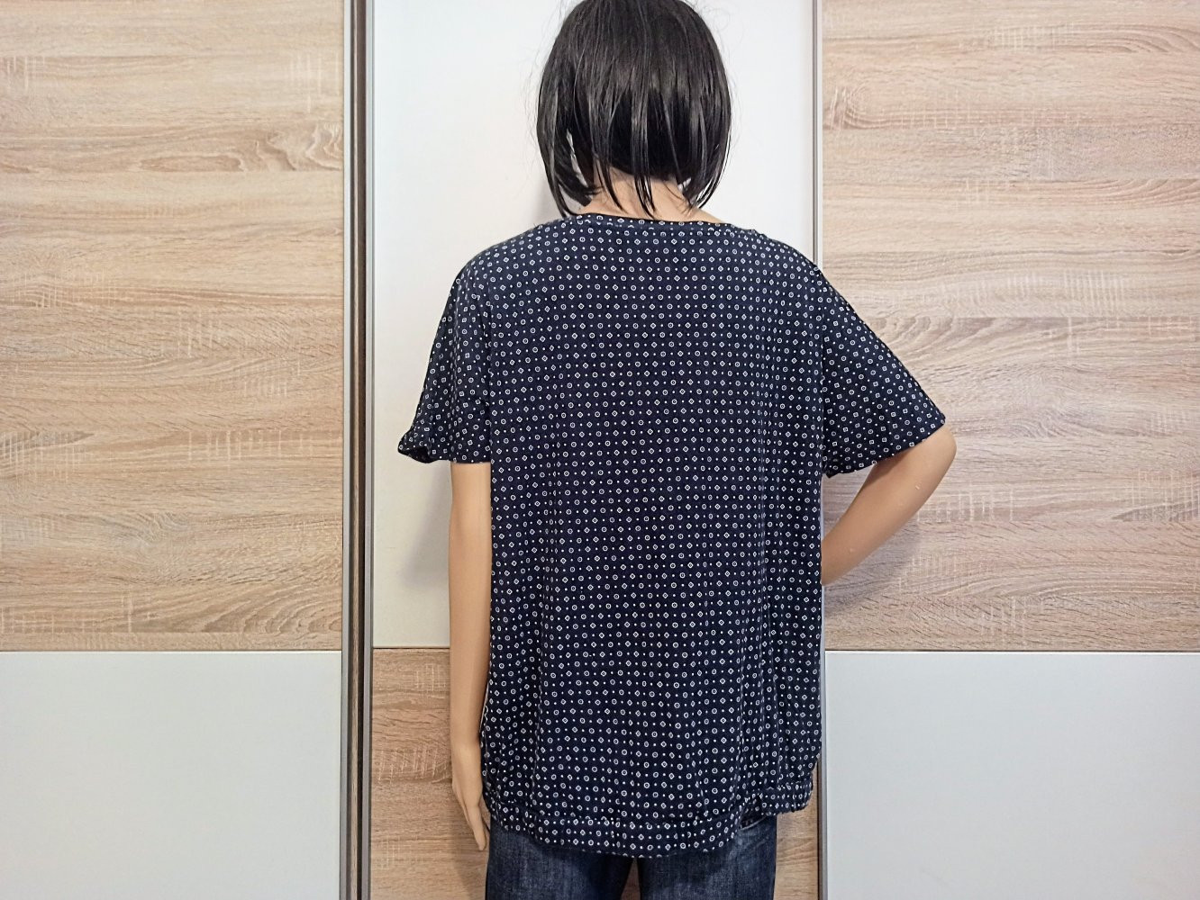 Schönes T-Shirt in marienblau mit weiße Kreisen und Quadraten von Essentiels