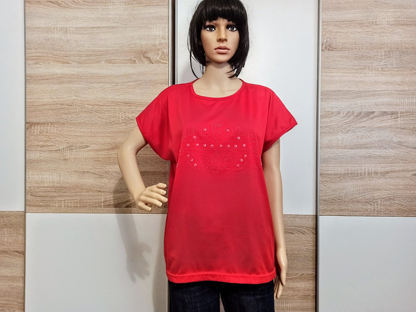 Schönes T-Shirt in rot mit Strasssteinen