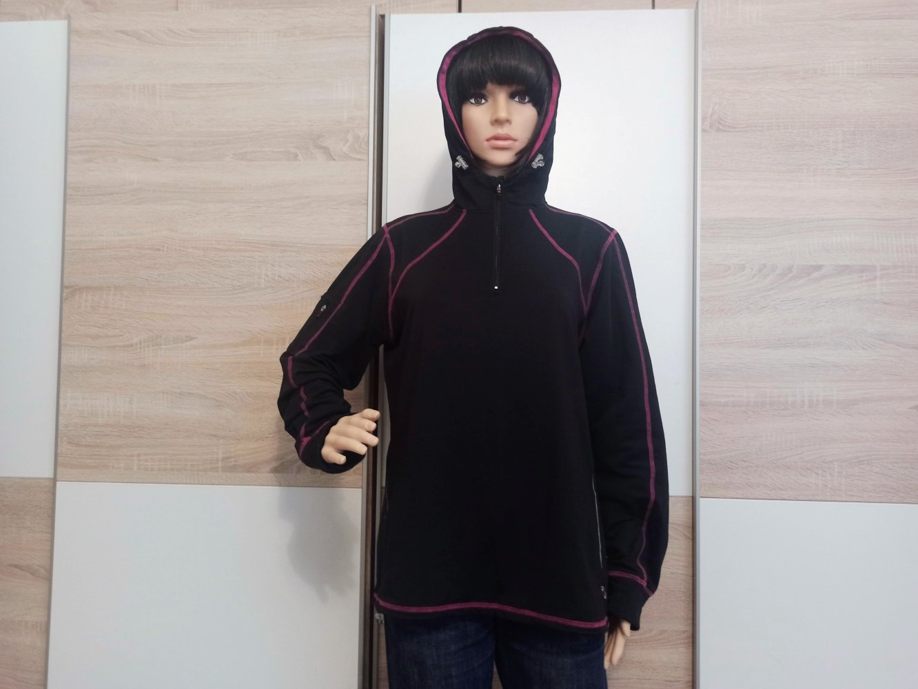 Schöne Sport-Jacke in schwarz mit Kapuze mit TCM