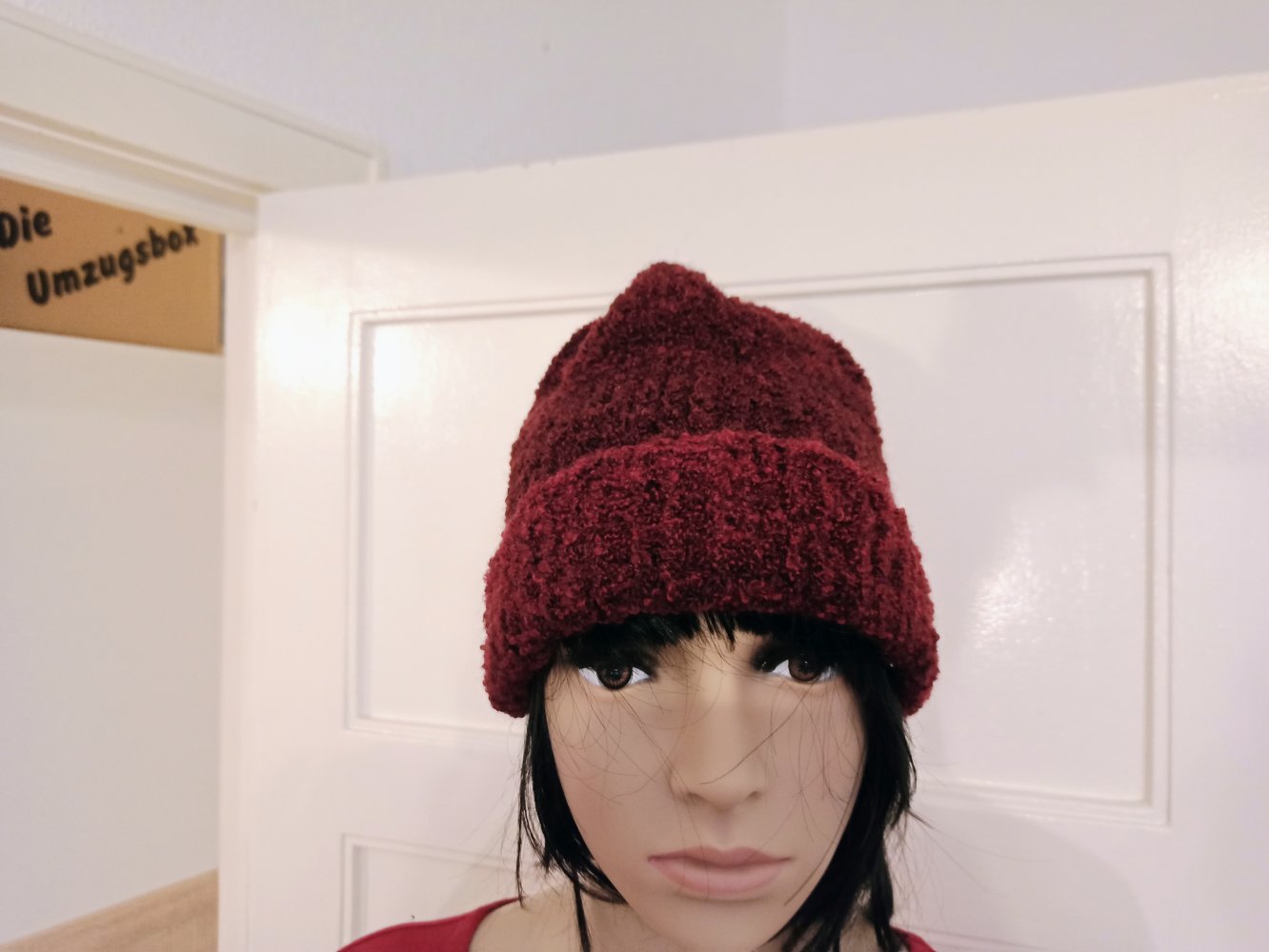 Schöner Mütze in burgunderrot 