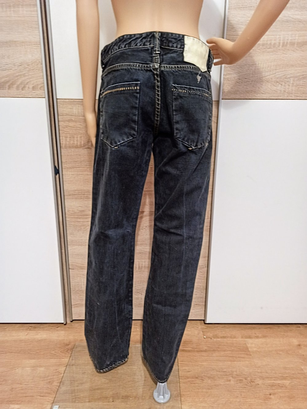 Schöne Jeanshose in dunklem Blau von King Kiash