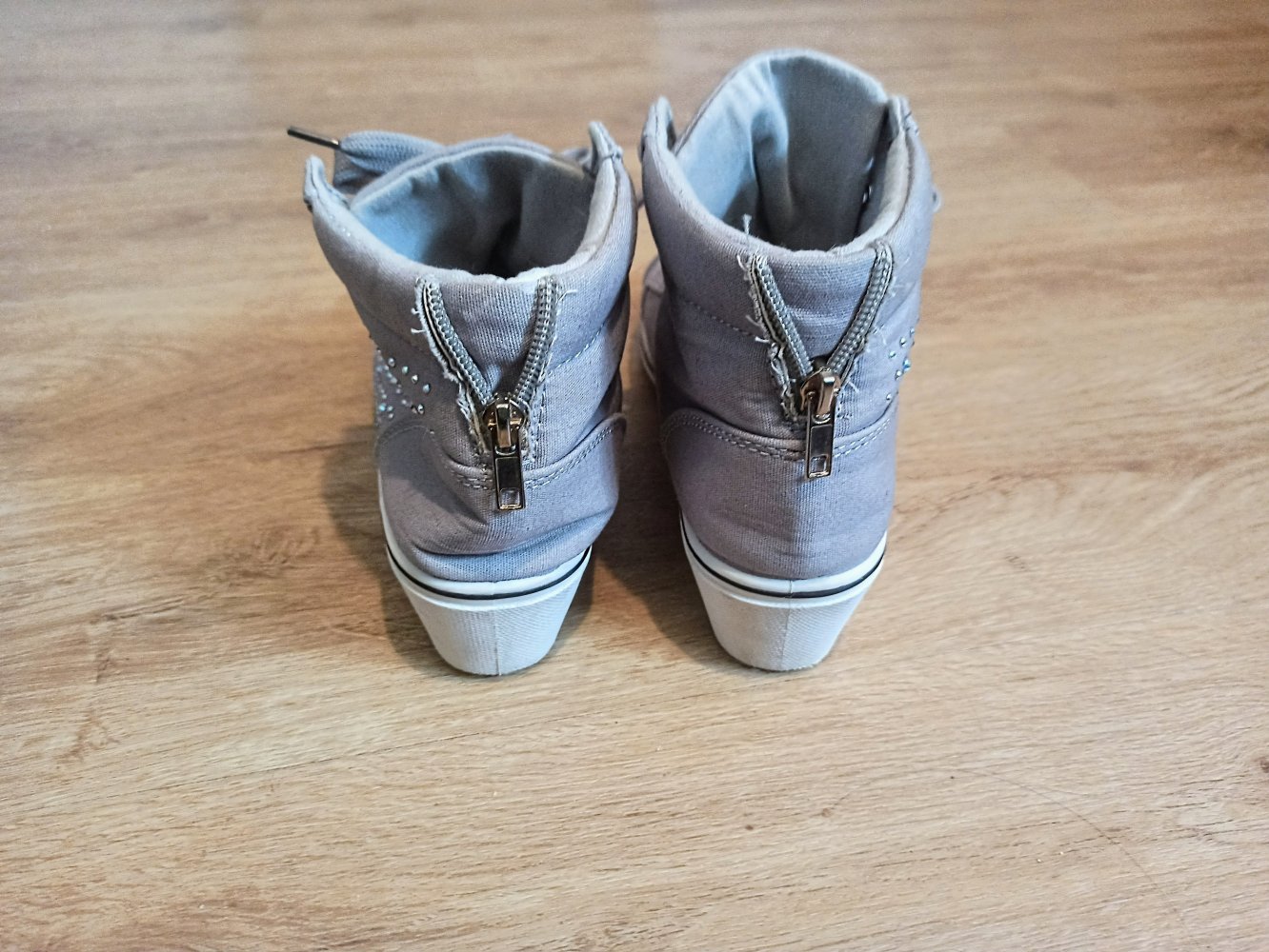 Schöne Damen Sneakers in grau mit Strasssteine von Bello Star