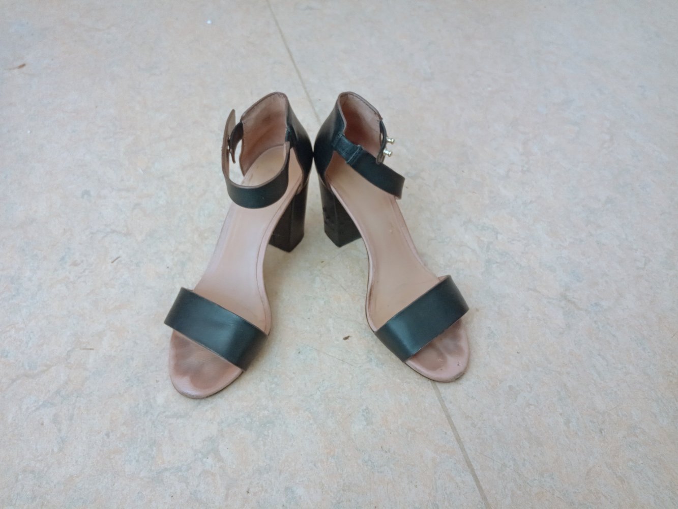 Tolle Damen Echtleder Sandaletten von MNG 