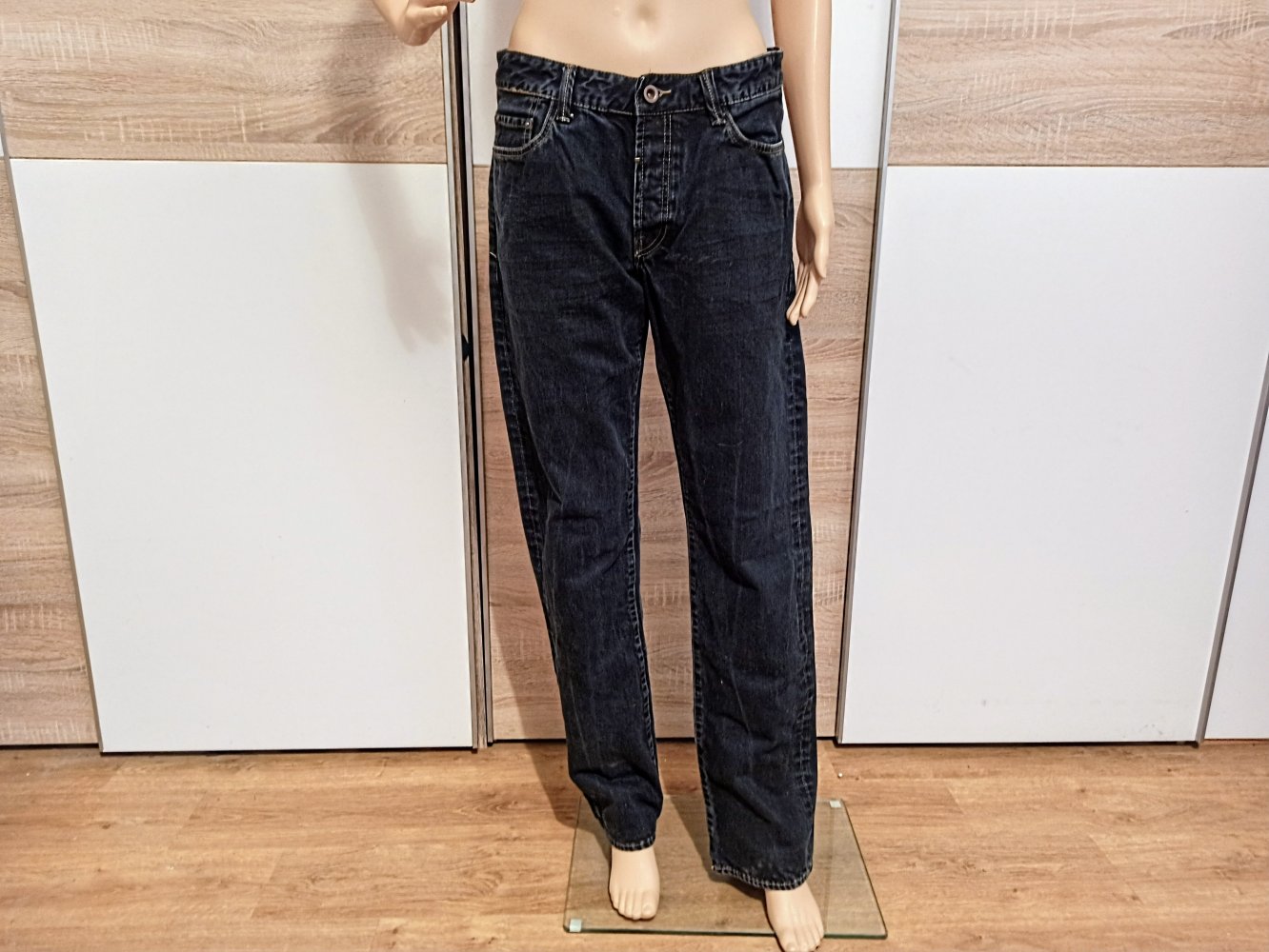 Schöne Jeanshose in dunklem Blau von King Kiash