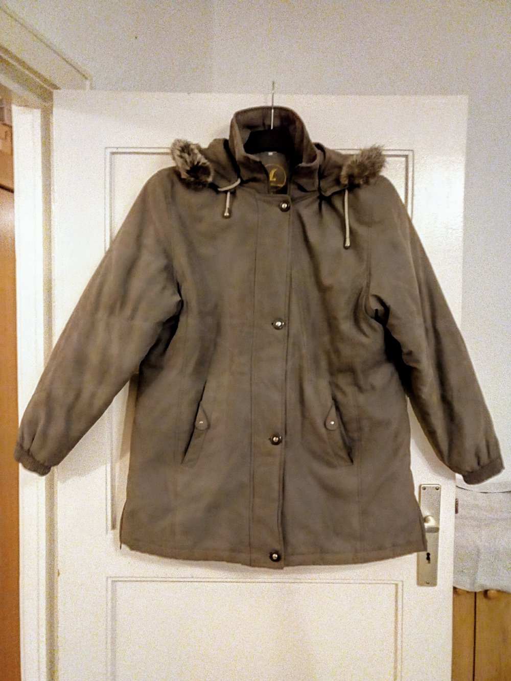 Sehr schöne Parka mit echtem Fell an der Kapuze 