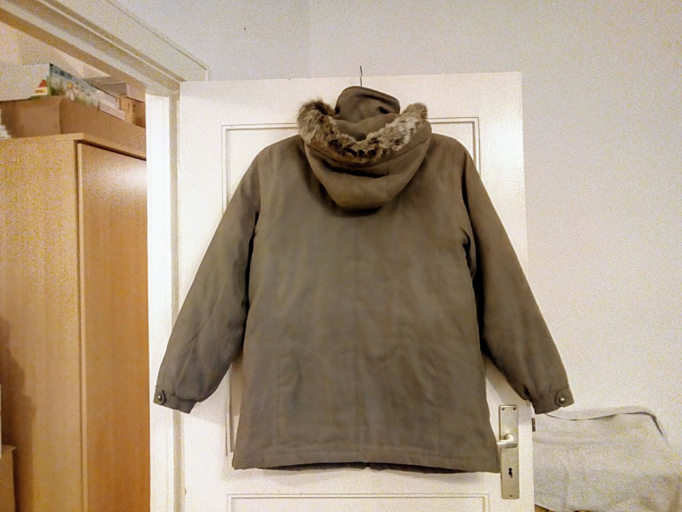 Sehr schöne Parka mit echtem Fell an der Kapuze 