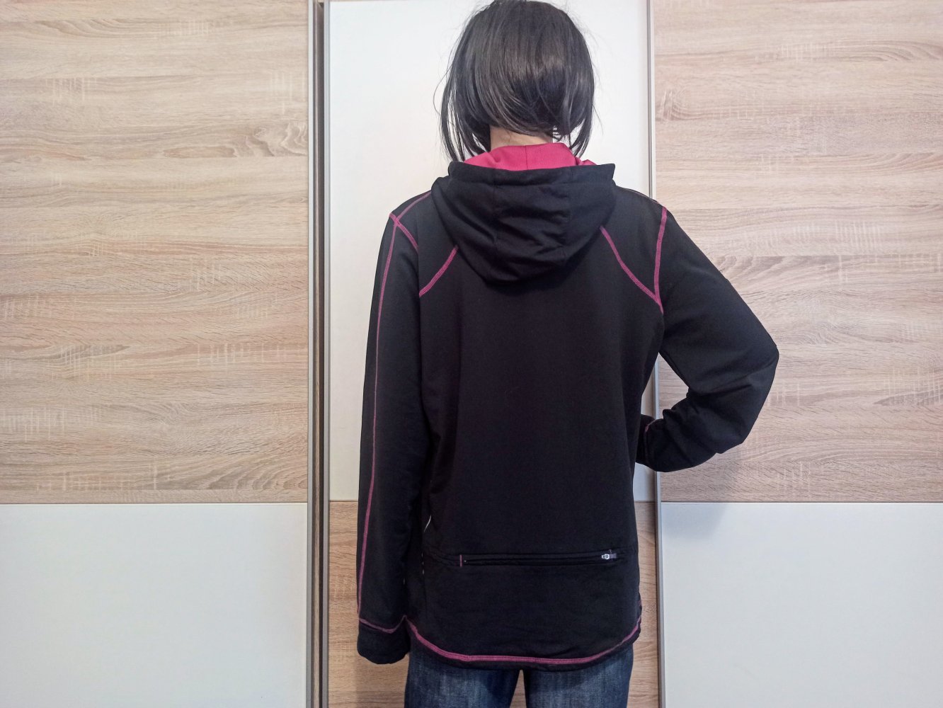Schöne Sport-Jacke in schwarz mit Kapuze mit TCM