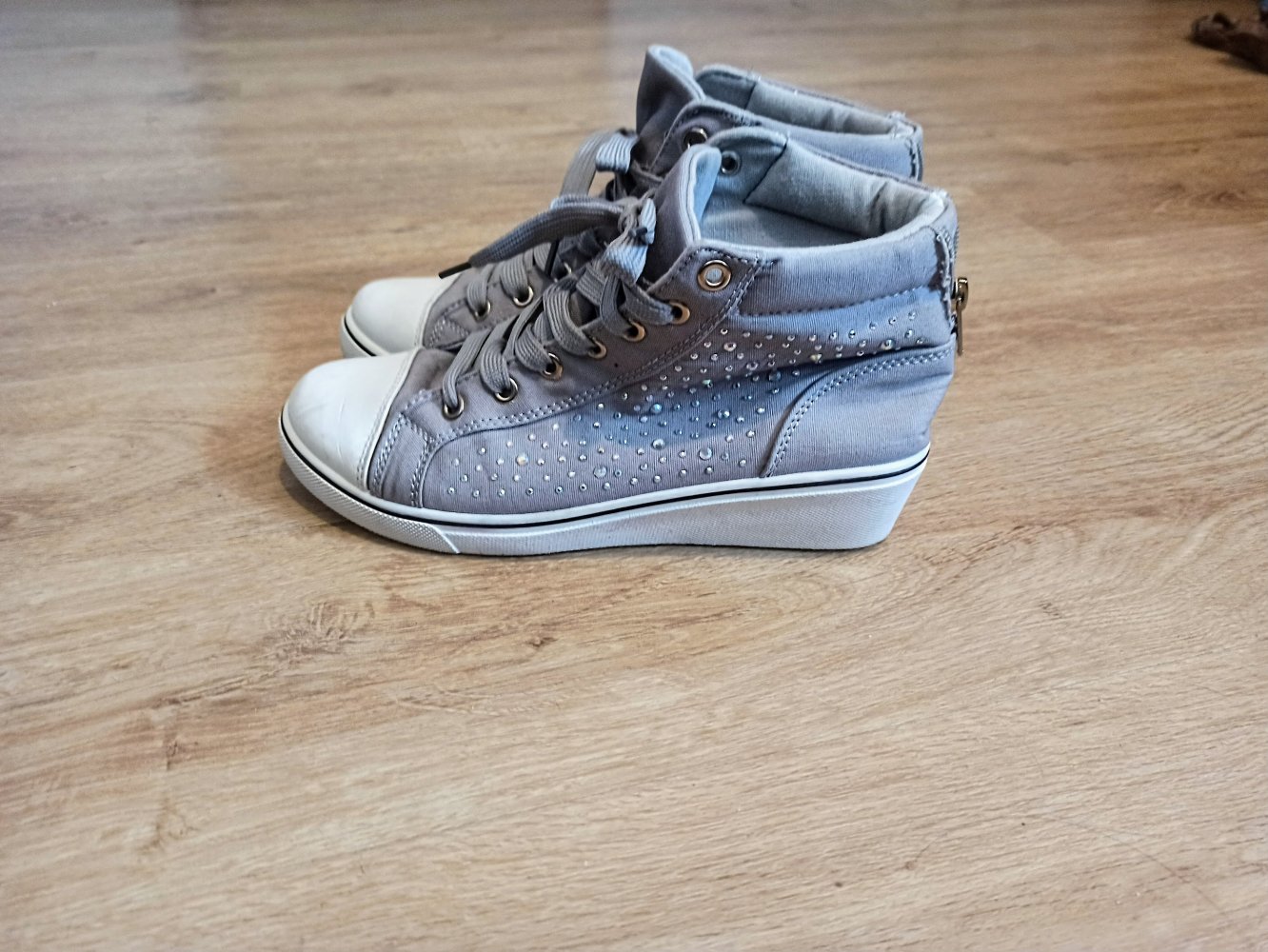 Schöne Damen Sneakers in grau mit Strasssteine von Bello Star