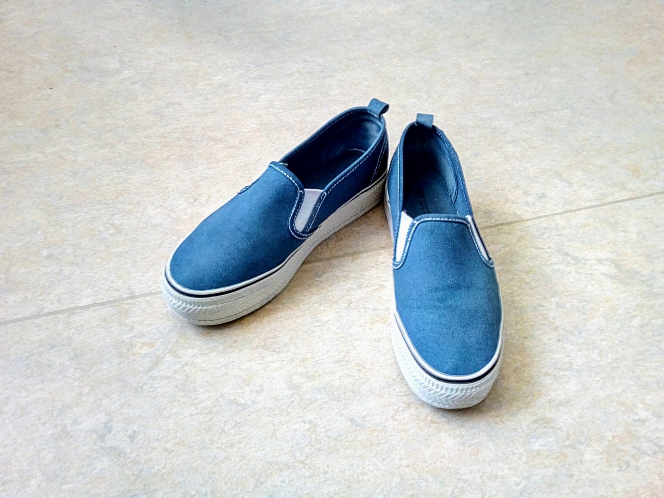 Sehr schöne blaue Sneakers