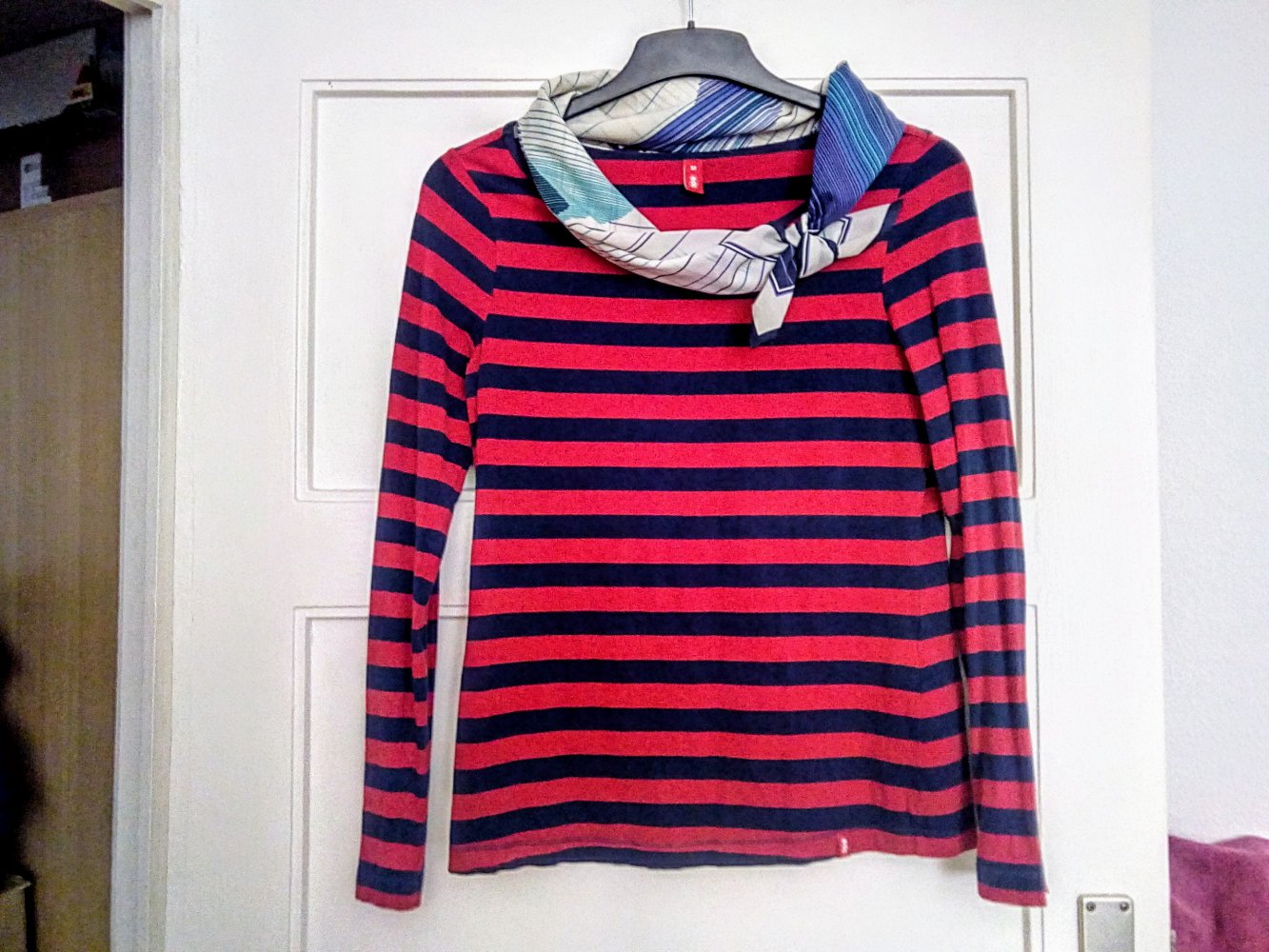 Sehr schönes gestreiftes Langarm-Shirt von EDC