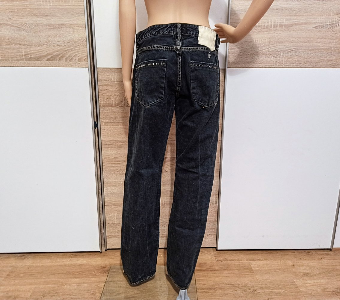 Schöne Jeanshose in dunklem Blau von King Kiash