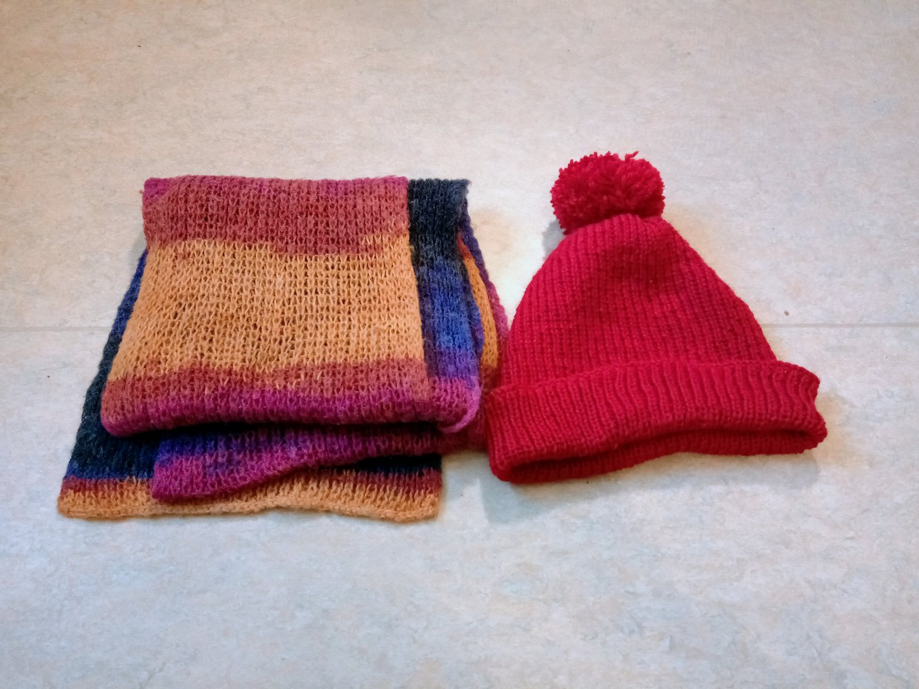 Schönes Sets: Mütze in Burgunderrot mit gestreifter Schal 