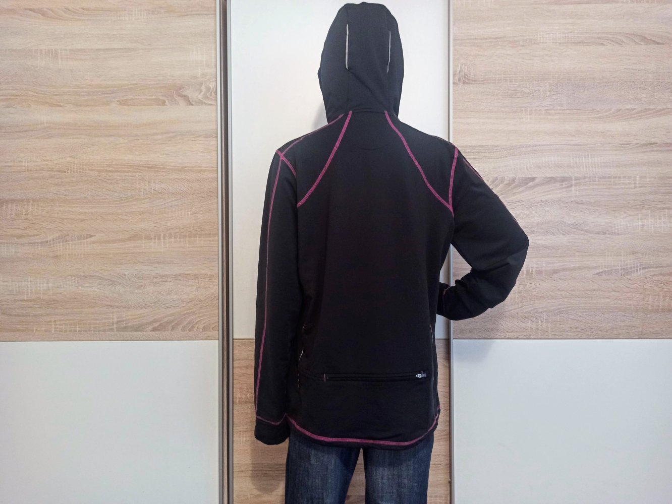 Schöne Sport-Jacke in schwarz mit Kapuze mit TCM