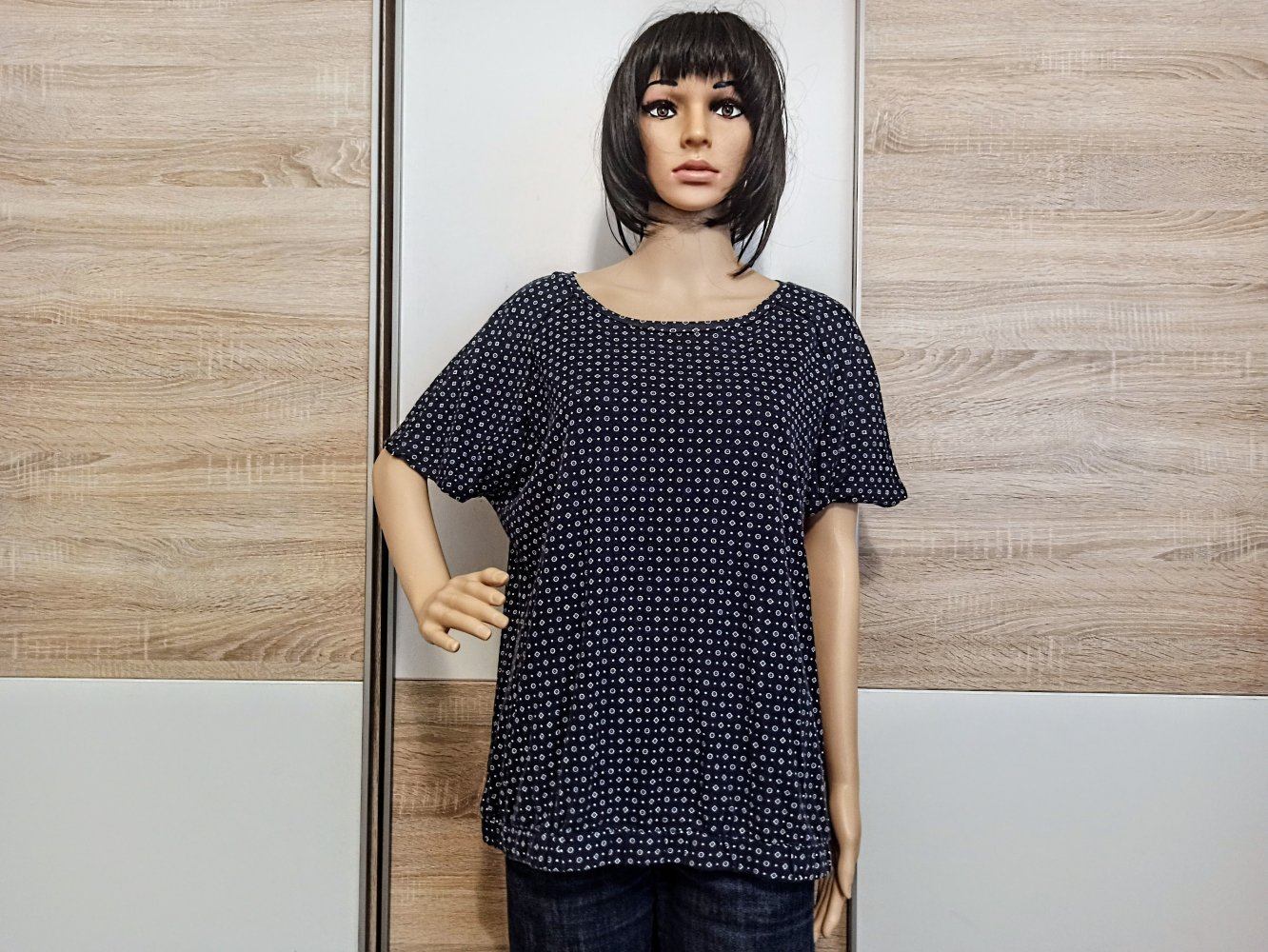 Schönes T-Shirt in marienblau mit weiße Kreisen und Quadraten von Essentiels